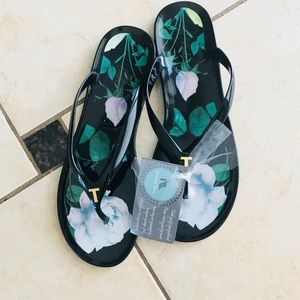 Bed Baker Black women flip flops sandals 8